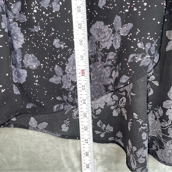 Torrid Faux Wrap Faux-Sleeve Tunic Top Black Floral Pink Sparkle Hi-Lo Size 2 - Picture 5 of 8